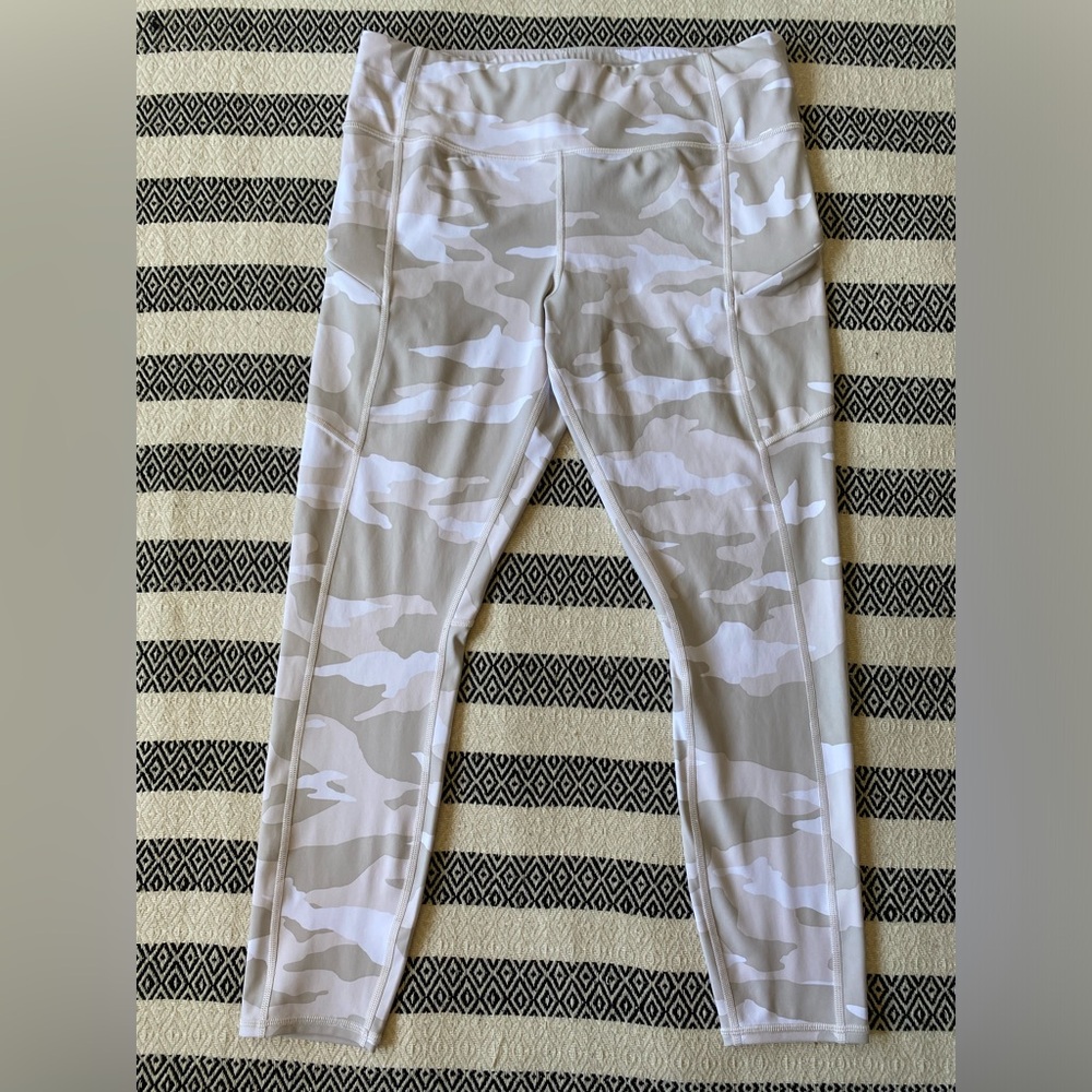 Athleta Light Camo Print 7/8 Leggings - Large